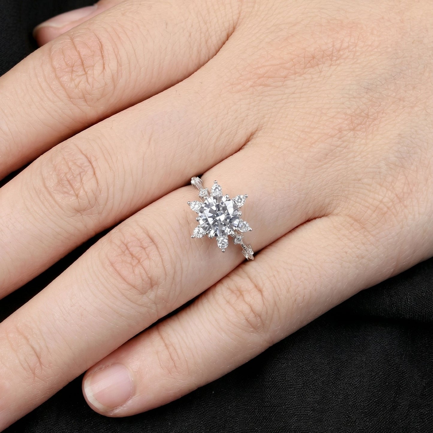 925 ayar Gümüş, 2 carat,  altın kaplama, Lotus çiçeği tektaş yüzük. IŞIKLI KUTUDA TEKTAŞ YÜZÜK